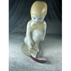 Статуэтка "Девочка с корабликом", фарфор, Сысертский з-д, 1960-е годы, СССР