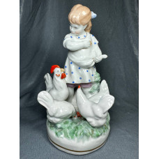 Статуэтка "Девочка кормит кур", фарфор, Дулево, СССР, 1954 год